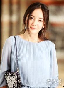 明星网红杨幂,从影视新星到带货女王，她如何成为娱乐圈的传奇人物？