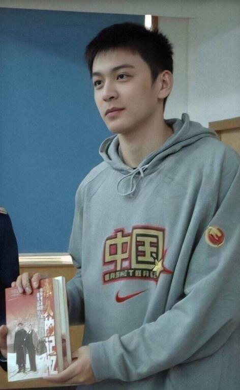明星网红照片男,揭秘网红明星的帅气瞬间