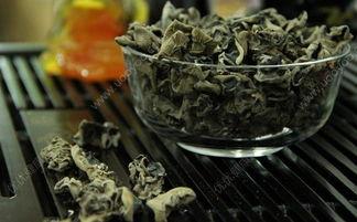 吃白瓜会拉黑大便吗,“白瓜食用后大便变黑之谜解析”