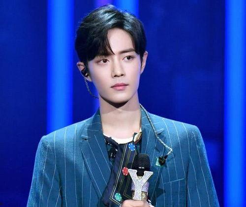 何炅为肖战吃黑瓜,现场吃黑瓜化解尴尬