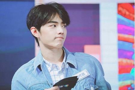 何炅为肖战吃黑瓜,现场吃黑瓜化解尴尬