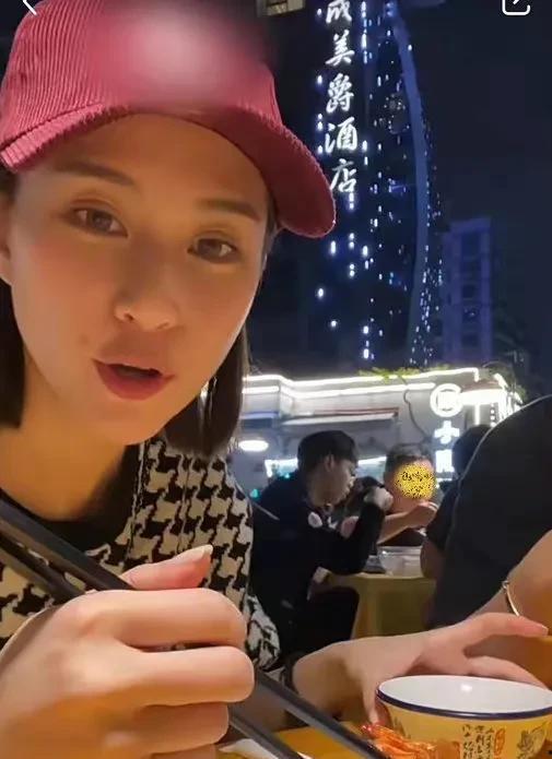 娱乐圈吃瓜贴吧最新消息,某明星恋情曝光，背后真相令人震惊！